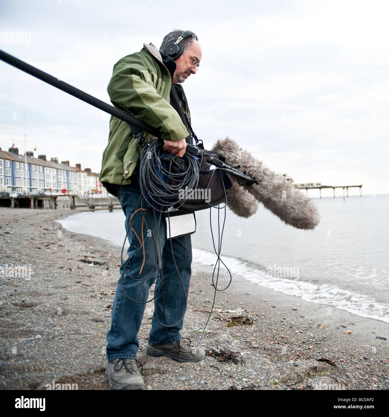 Ein Film-Tonmeister einer Atmos oder wilde Track Hintergrund Tonaufnahme von Wellen an einem Kiesstrand Stockfoto