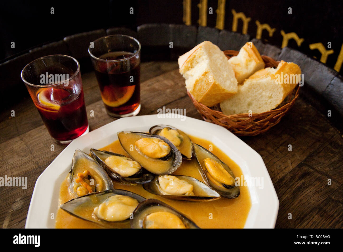 Typische Vermout und Muscheln in Salsa Weingüter Mazón Santander Kantabrien Spanien Stockfoto