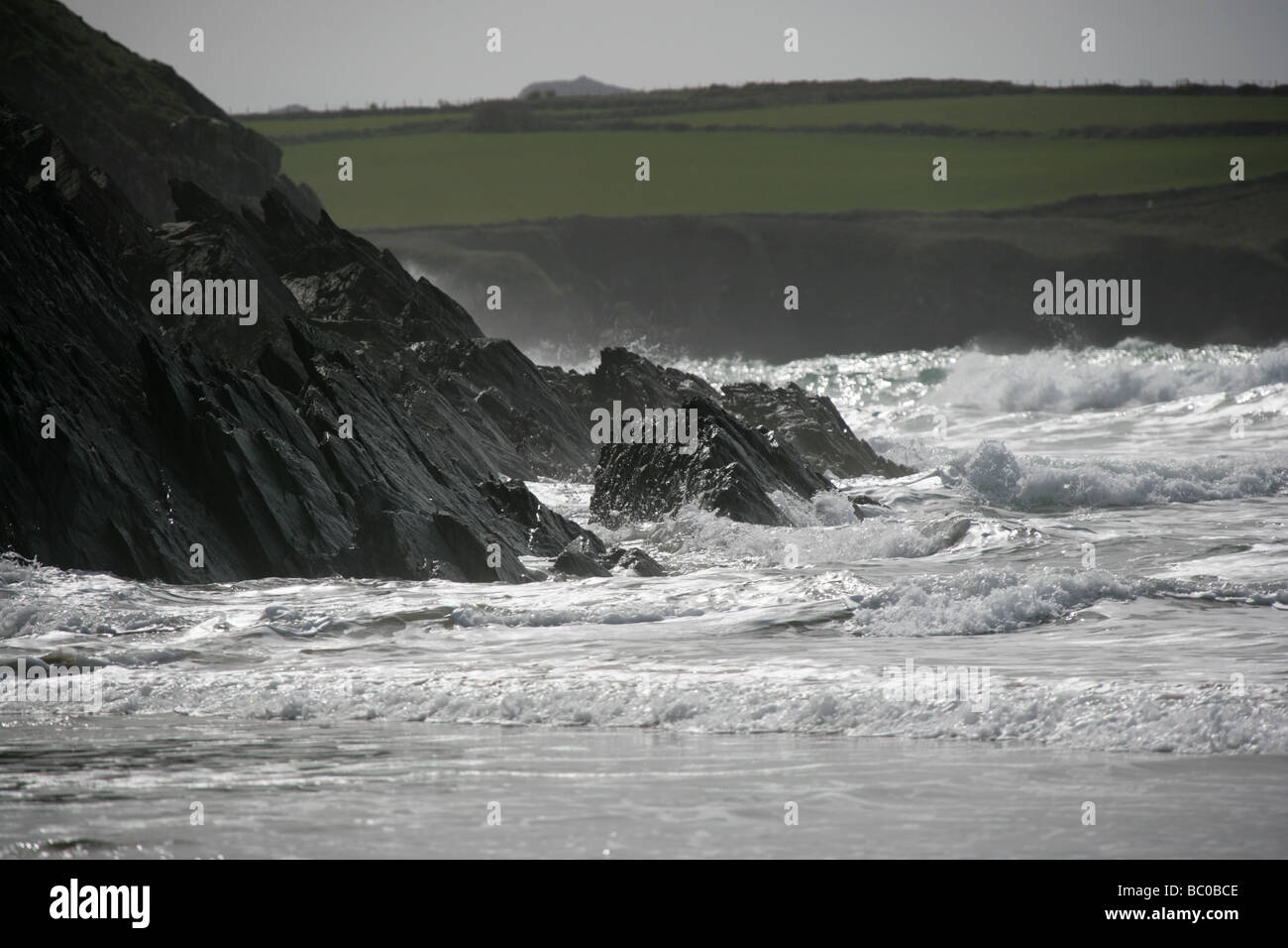 Bereich der Whitesands Bay, Wales. Halb Silhouette Blick vom Whitesands Bay an der Küste von Pembrokeshire, bei rauem Wetter. Stockfoto