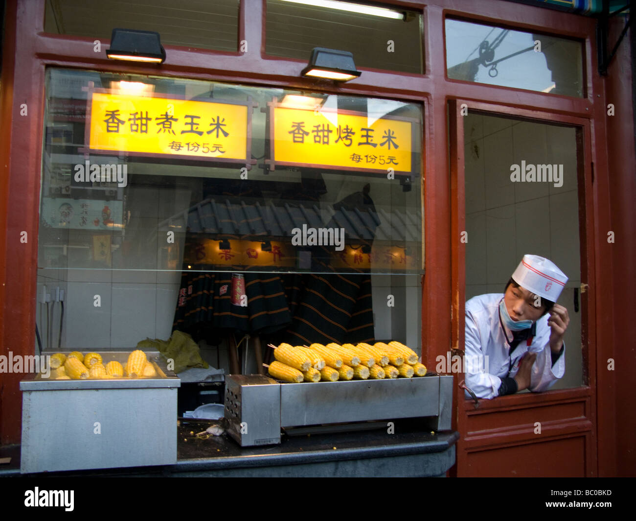 China, Peking, Küchenchef im Wanfujing Street Market. Stockfoto