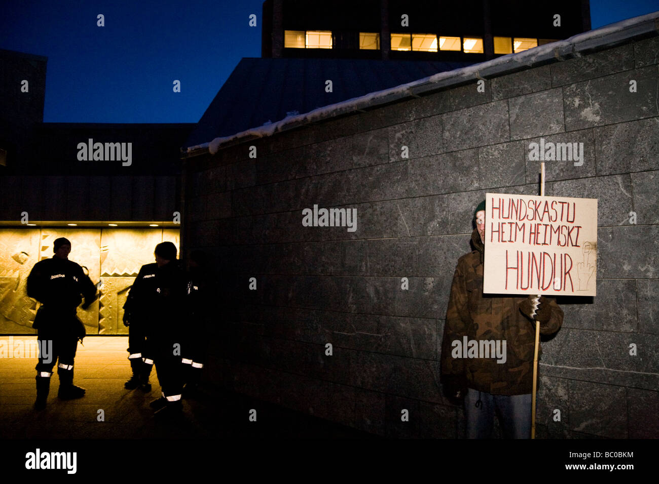 Demonstranten bei der Zentralbank von Island Stockfoto