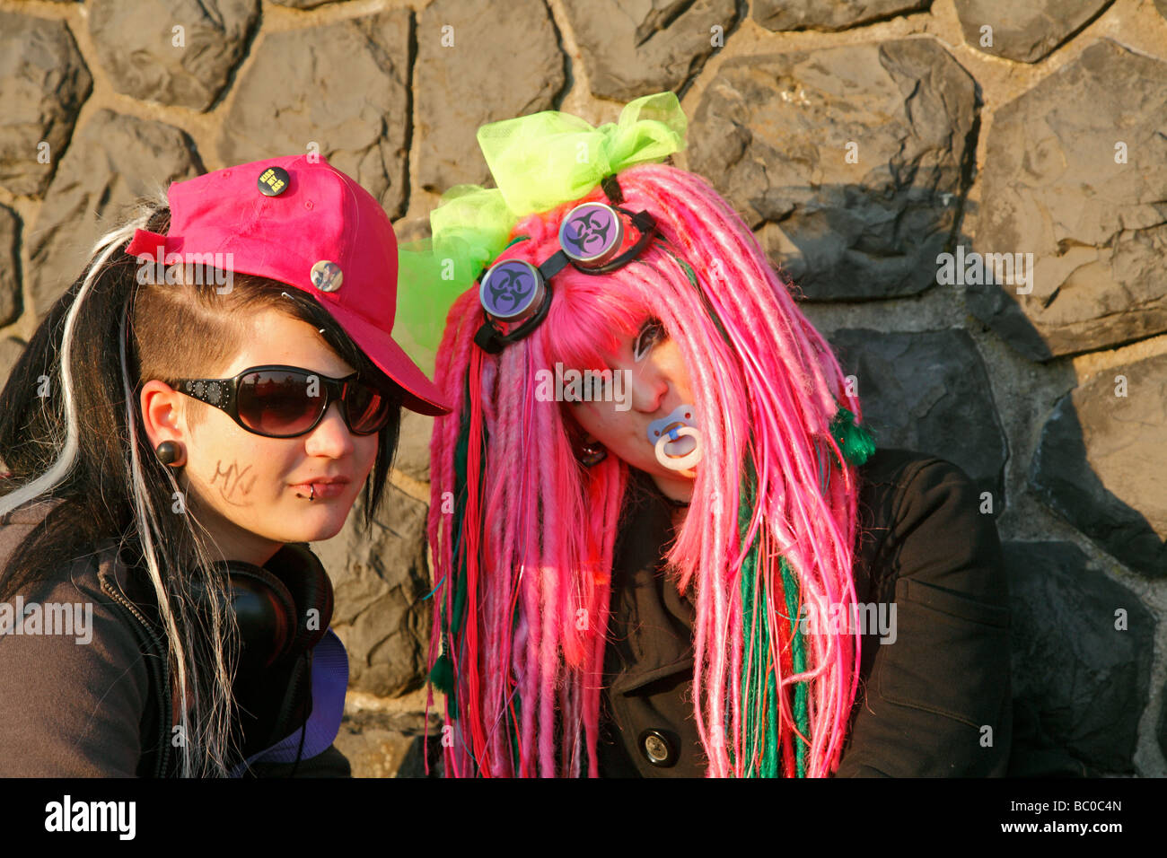 2 junge Mädchen in sehr schrillen Outfit am japanischen Tag in Düsseldorf 2009 Japan-Tag Stockfoto