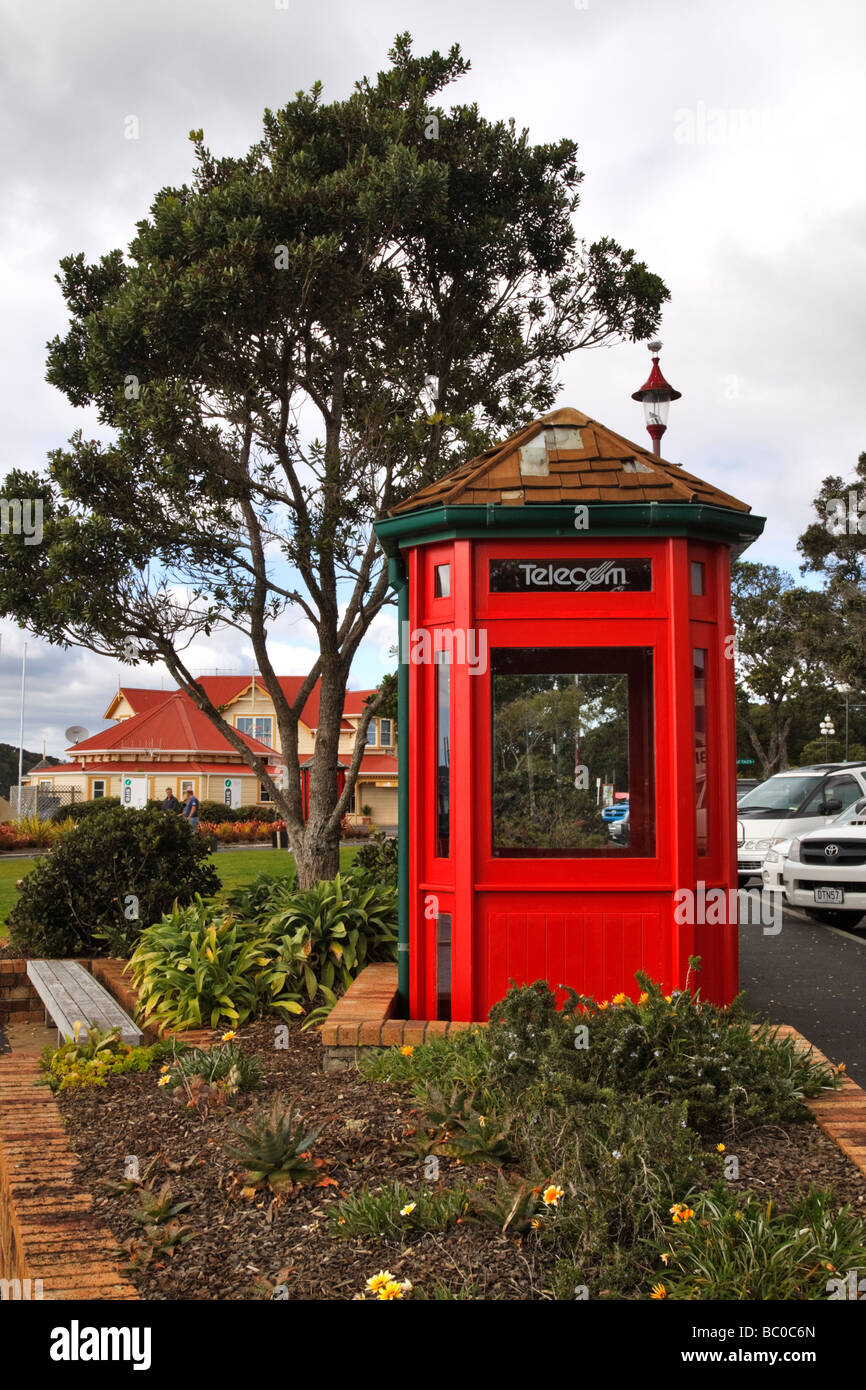 Rote Telefonzelle, Paihia, Bay of Islands, Neuseeland Stockfoto