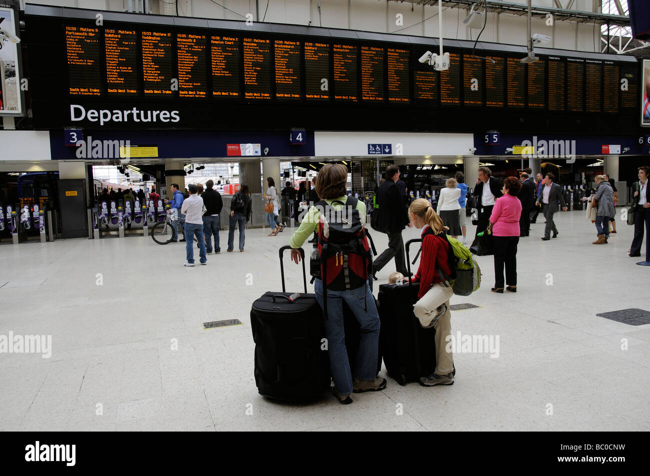 Waterloo Station-London-Reisenden und die Abfahrten Infotafel Stockfoto