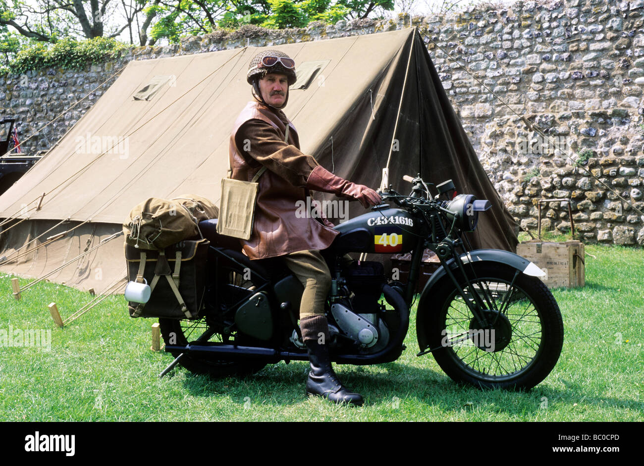 2. 2. Weltkrieg militärischen Reenactment Meldereiter auf Motorrad Motorrad Motorrad Khaki britische Armee uniform Soldat Stockfoto