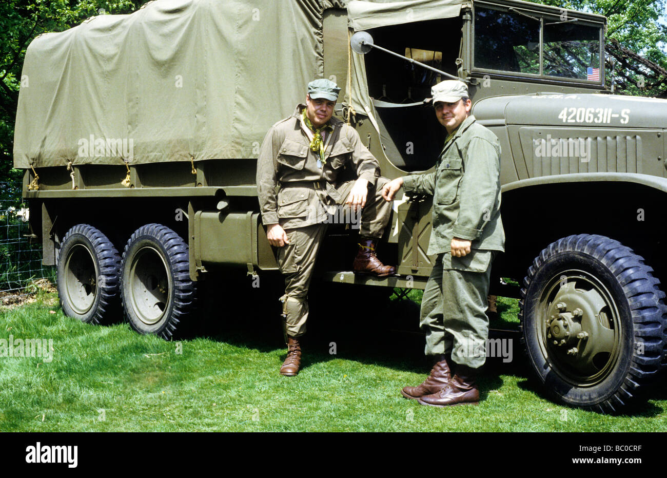 2. Weltkrieg militärischen Reenactment US Soldaten Militär-LKW Fahrzeug AMIS einheitliche 1940er Jahren Fahrzeuge LKW 1940 Yank Stockfoto