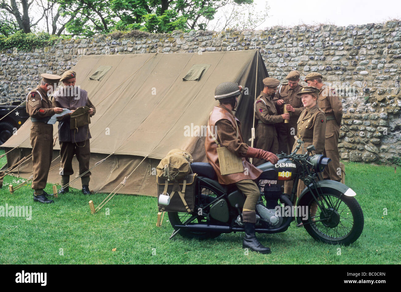2. 2. Weltkrieg Feldlager Reenactment britische Armee Personal Soldaten Khaki einheitliche Zelt Motorrad 1940er Jahre Stockfoto