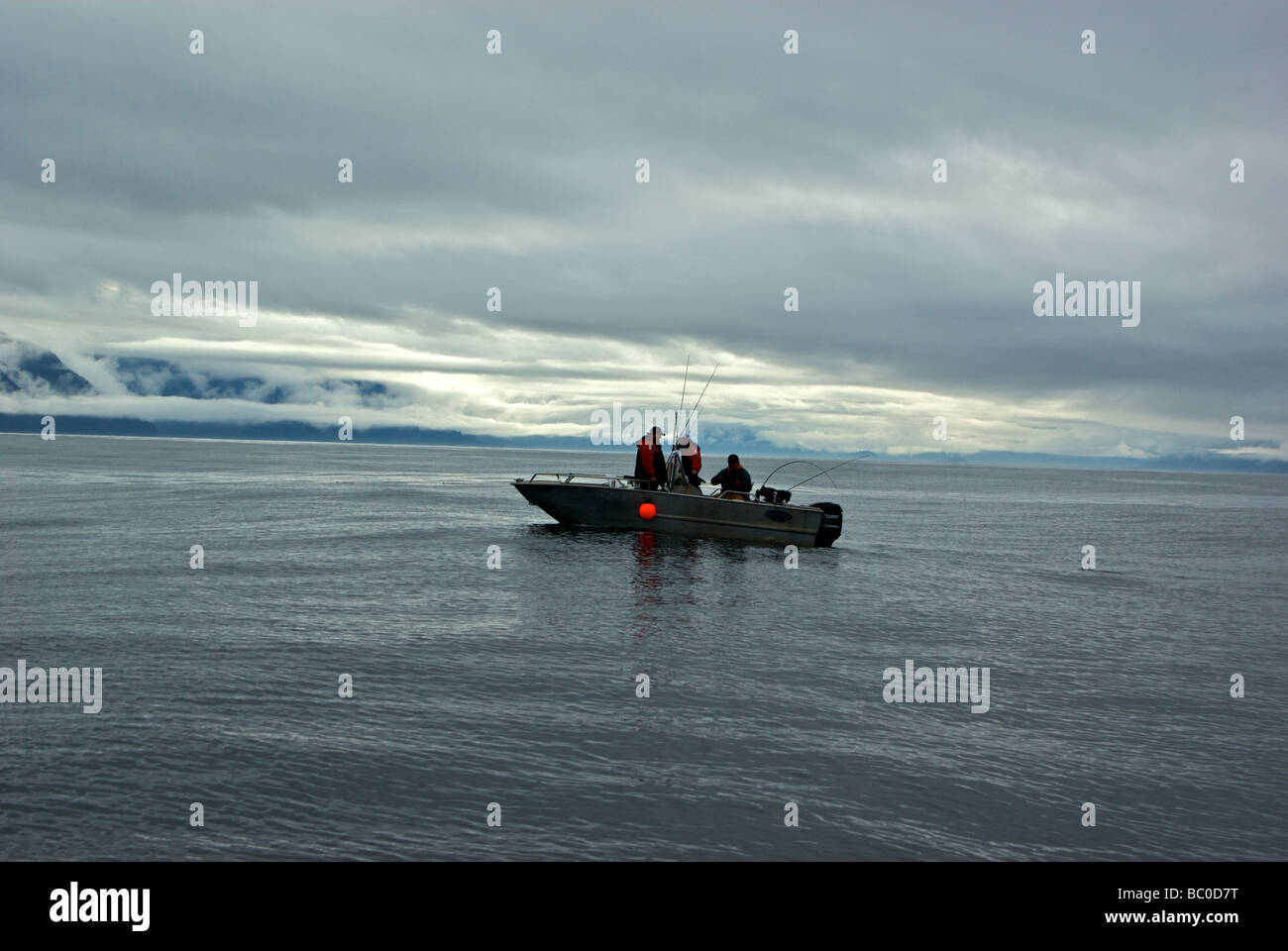 Drei männliche Angler Schleppfischen auf Königslachs im Pazifik vor Freeman Felsen Westküste Graham Insel Haida Gwaii öffnen Stockfoto