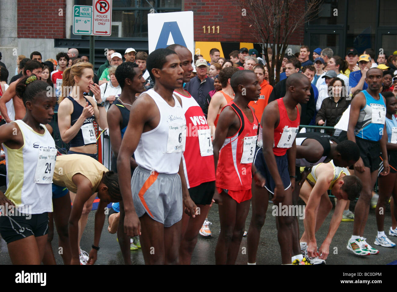 Läufer, die Vorbereitung auf das 10 k Rennen gesponsert von Ukrops, Richmond, Virginia Stockfoto