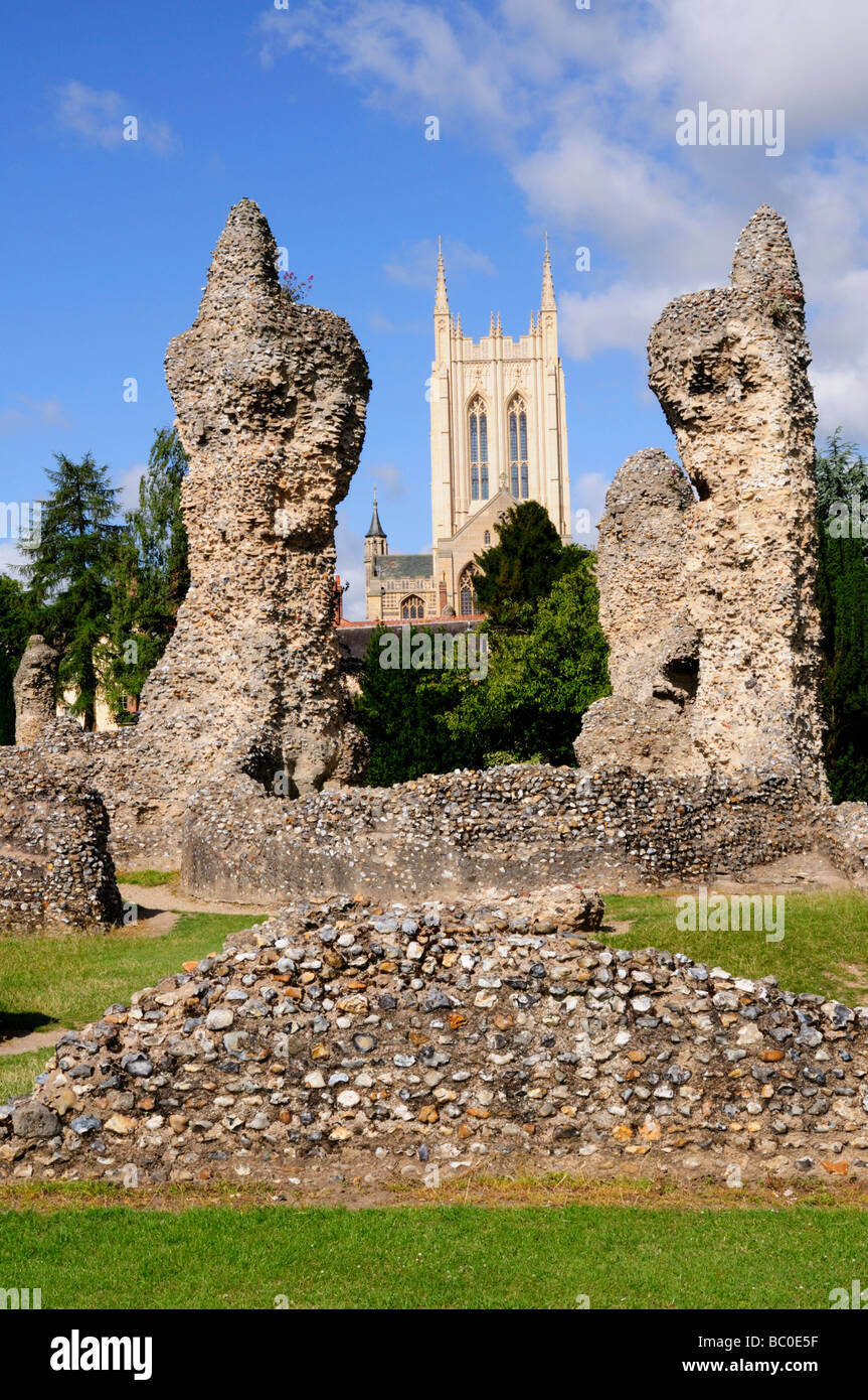 Ruinen der Abtei und St Edmundsbury Kathedrale, Bury St Edmunds Suffolk England UK Stockfoto
