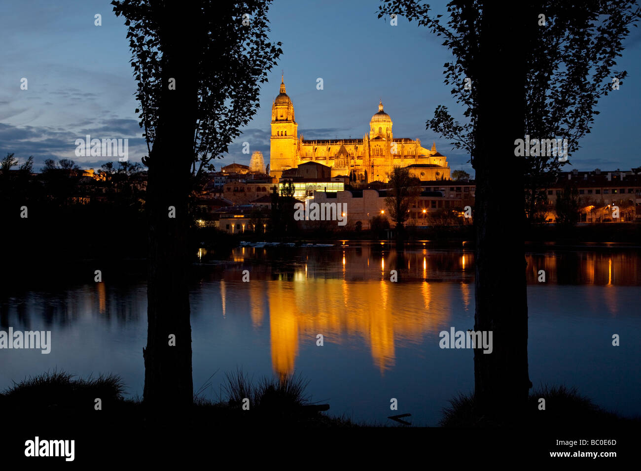 Rio Tormes y Catedral de Salamanca Castilla León España Tormes Fluss und Kathedrale von Salamanca Castilla Leon Spanien Stockfoto