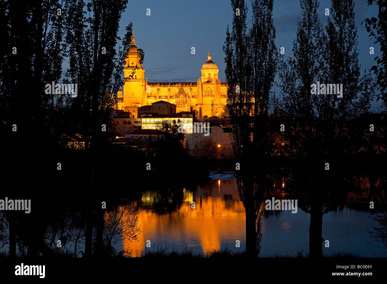 Rio Tormes y Catedral de Salamanca Castilla León España Tormes Fluss und Kathedrale von Salamanca Castilla Leon Spanien Stockfoto