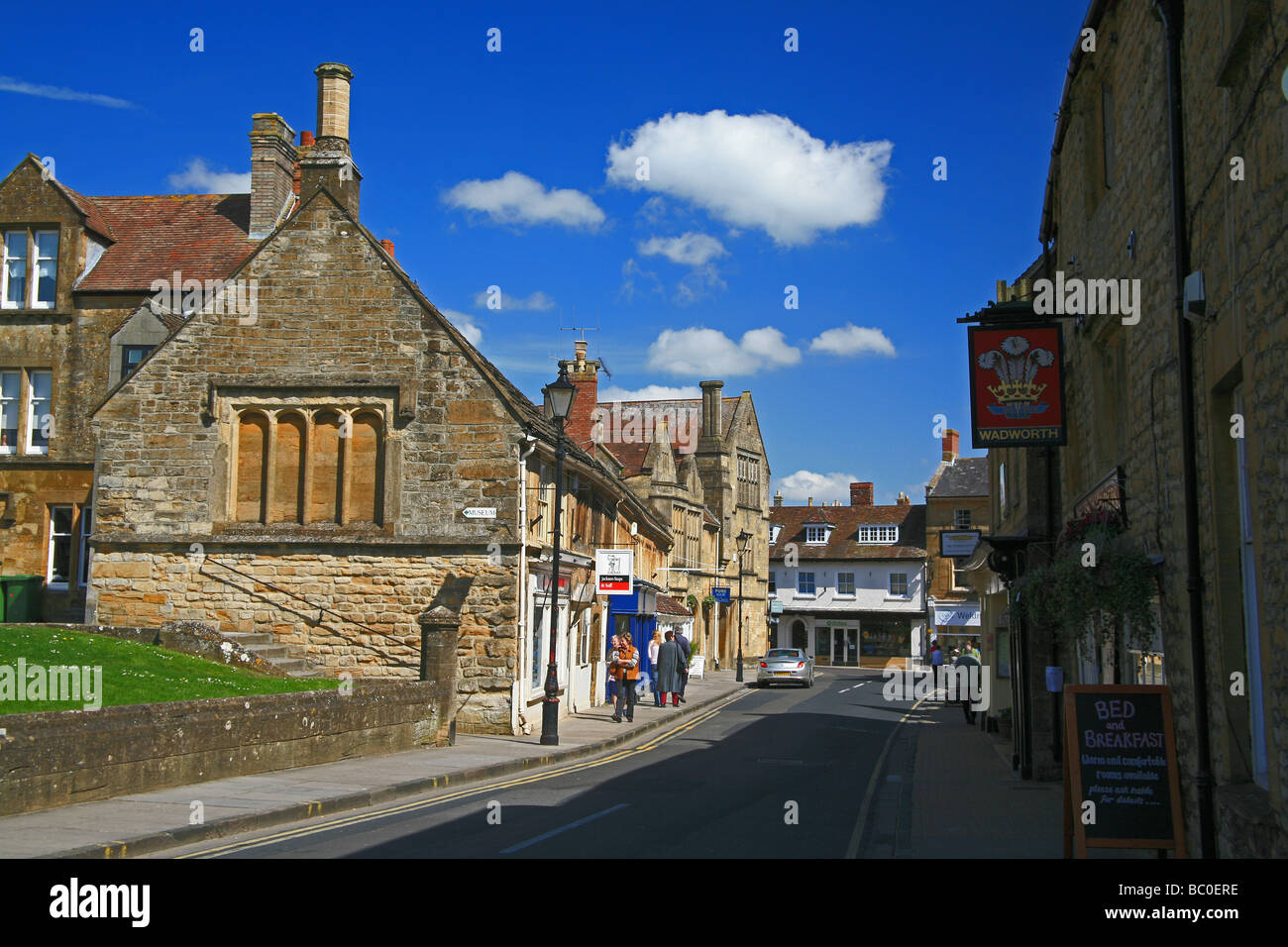 Suche entlang Halbmondstrasse in Sherborne, Dorset, England, UK Stockfoto