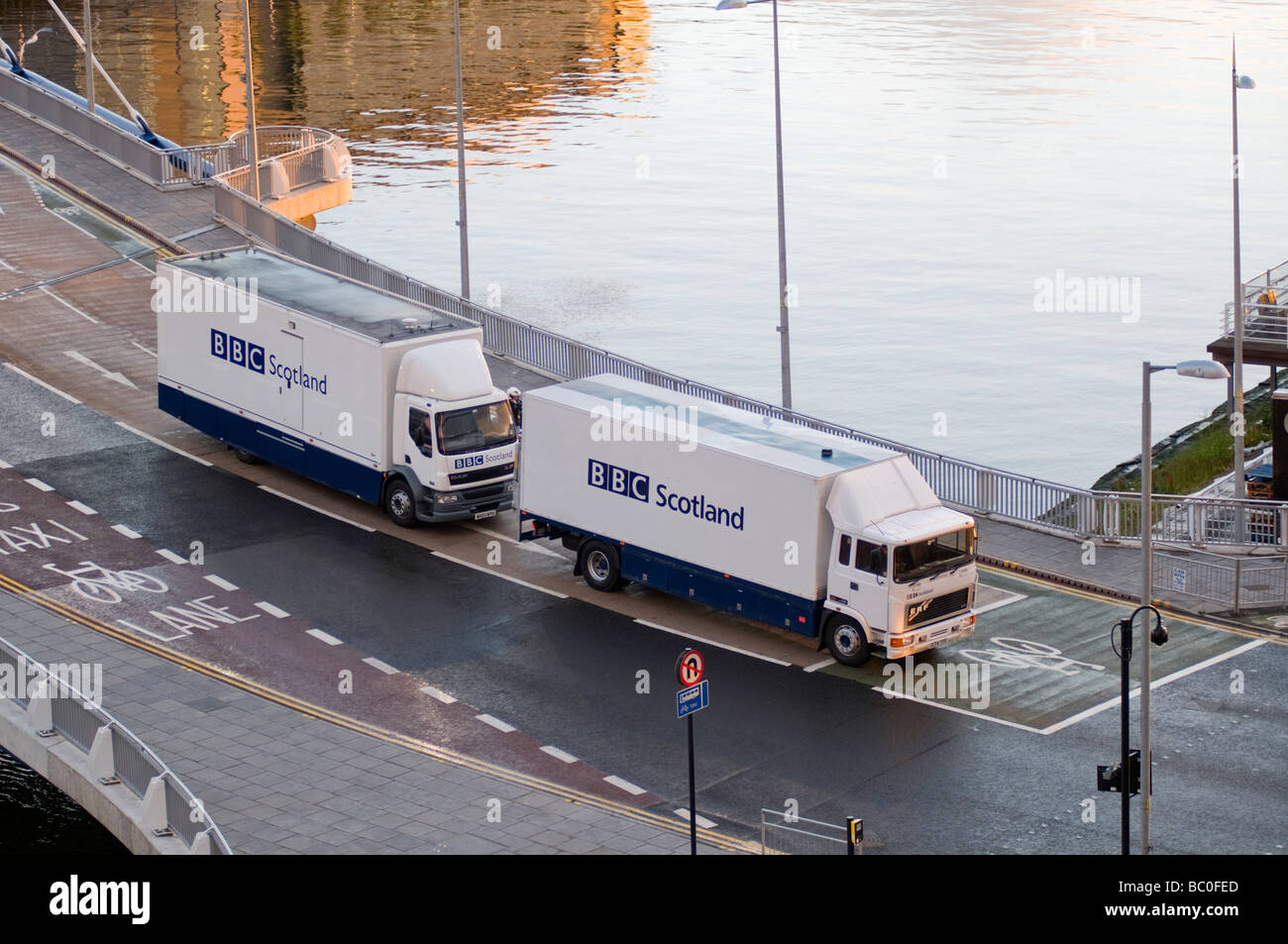 Zwei BBC Schottland Lastwagen überqueren zuzukneifen überbrücken glasgow Stockfoto