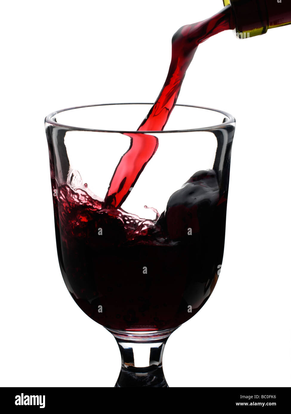Rotwein in ein Glas gießen Stockfoto