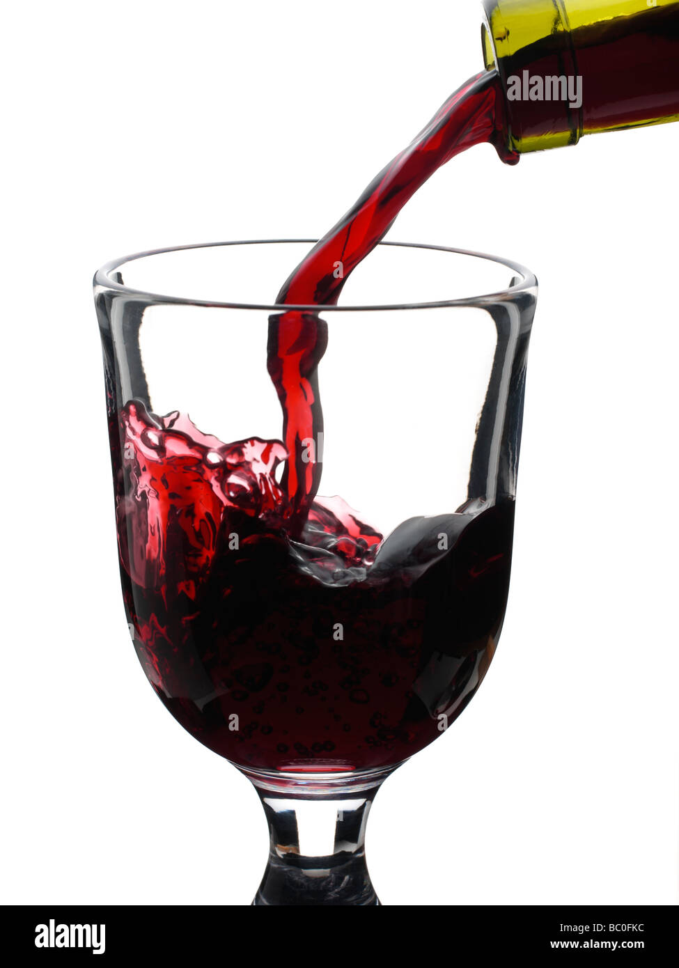Rotwein in ein Glas gießen Stockfoto