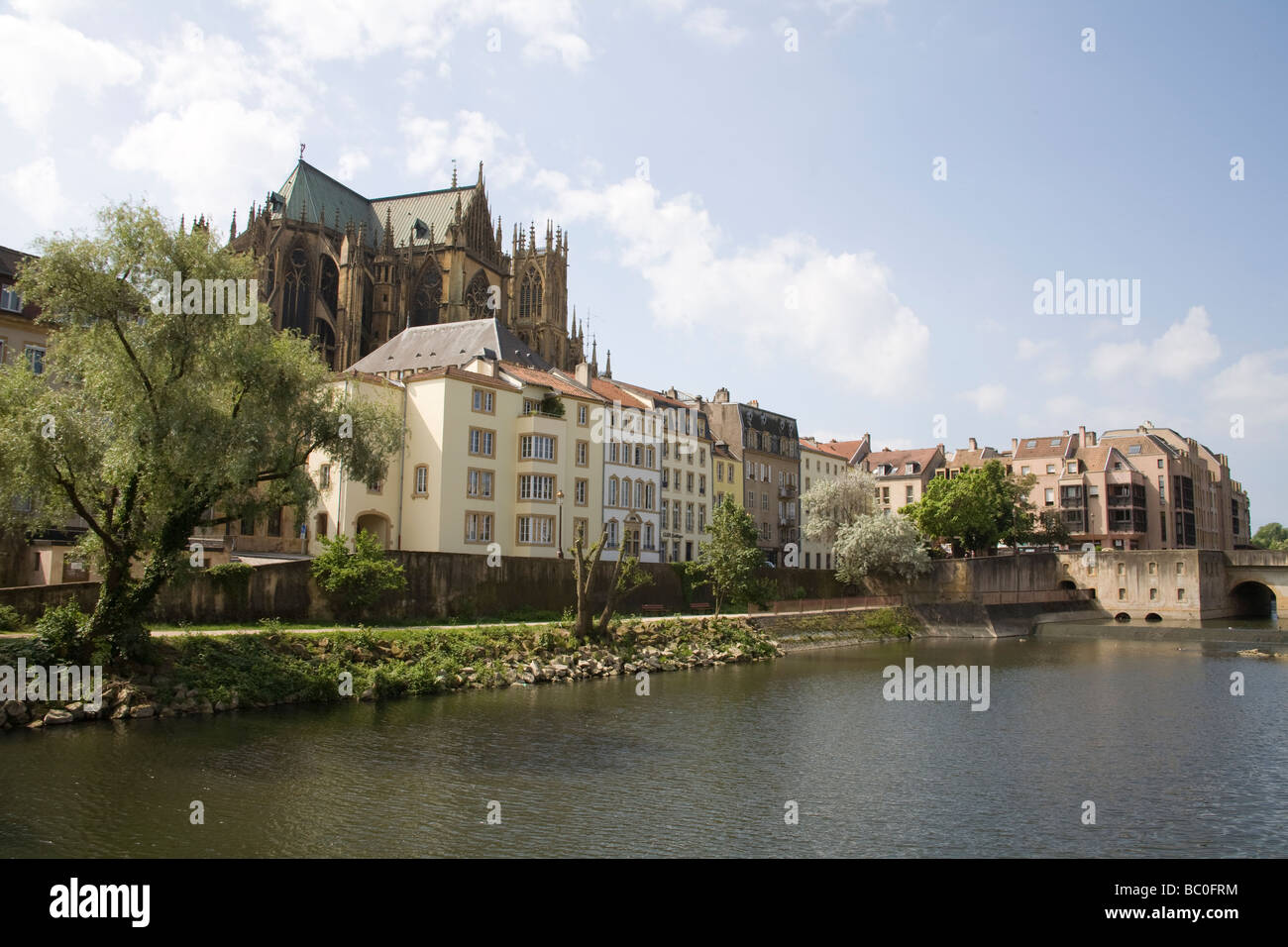 Metz Lothringen Frankreich EU-Blick über die Mosel zu farbenfrohen Gebäuden und Kathedrale St. Etienne Stockfoto