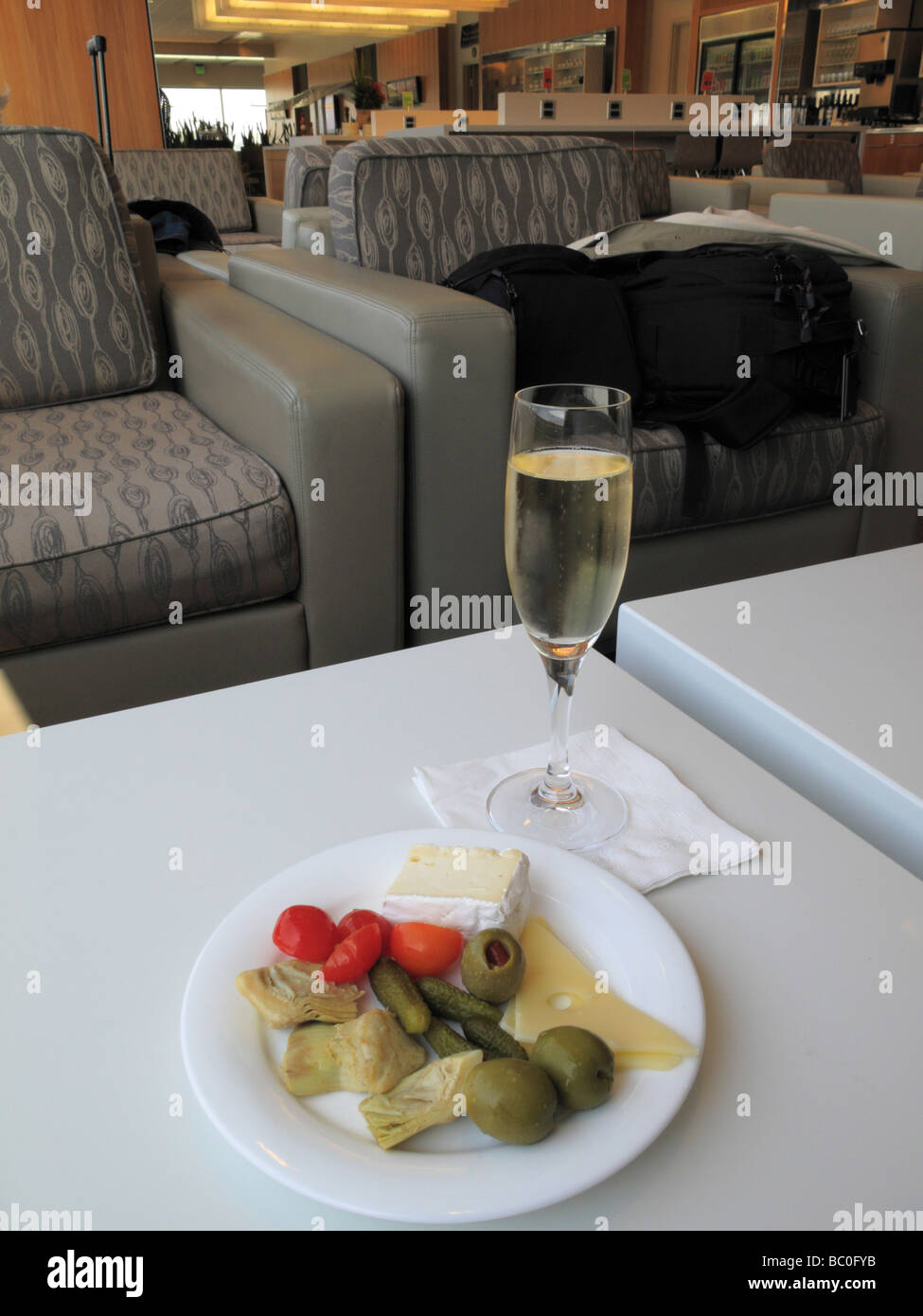Catering in der Air New Zealand First Class Lounge, Los Angeles Airport CA (LAX) Stockfoto