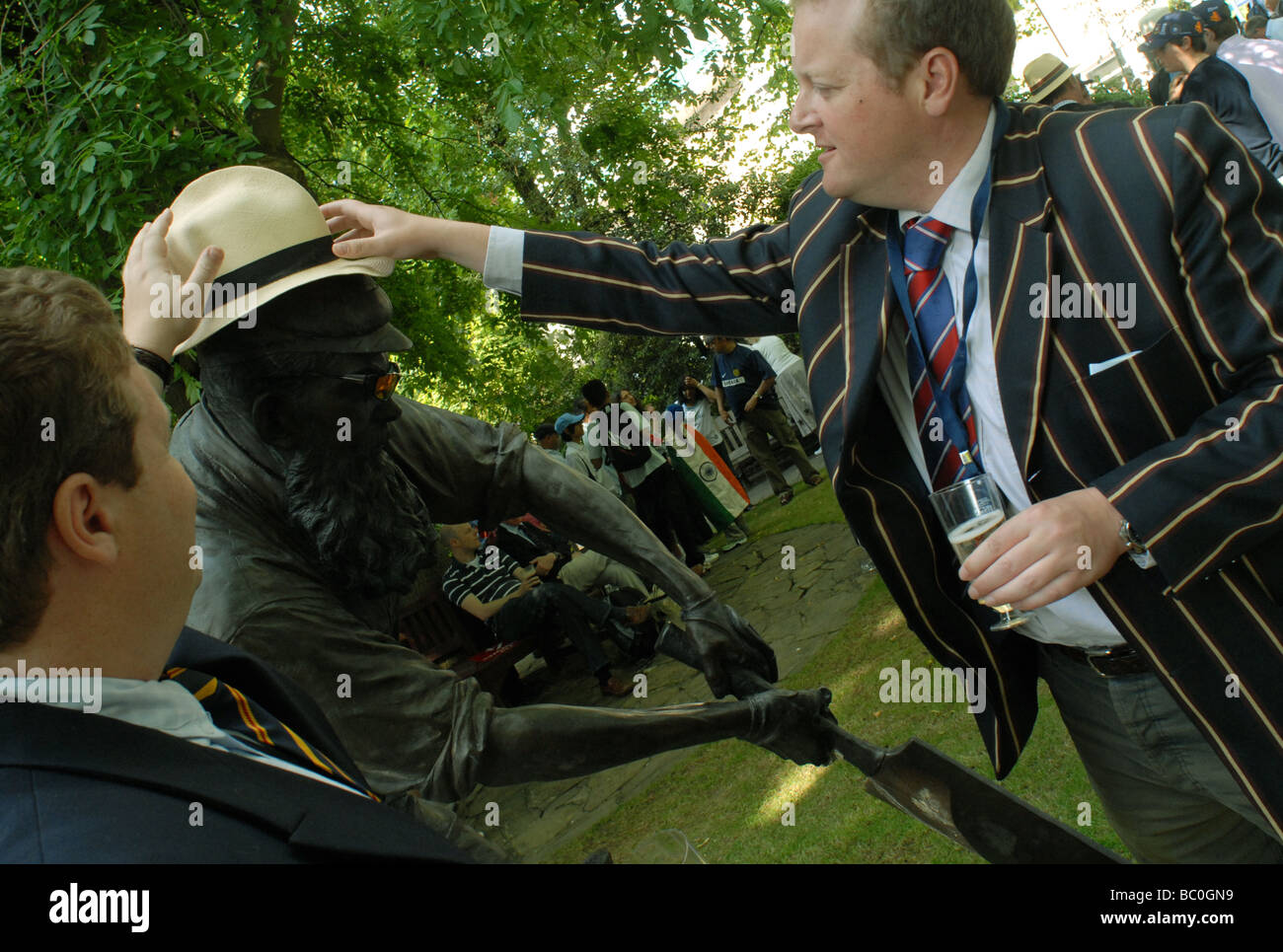 Die Statue von WG Grace im Garten Krönung auf Lords cricket Ground, London, verziert mit Panama Hut und Sonnenbrille Stockfoto