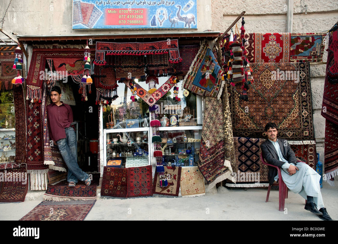 Ein Teppichgeschäft im Herzen von Kabul; Afghanistan ist bekannt für seine hochwertige Teppiche und Teppich-Herstellung Handwerkskunst Stockfoto