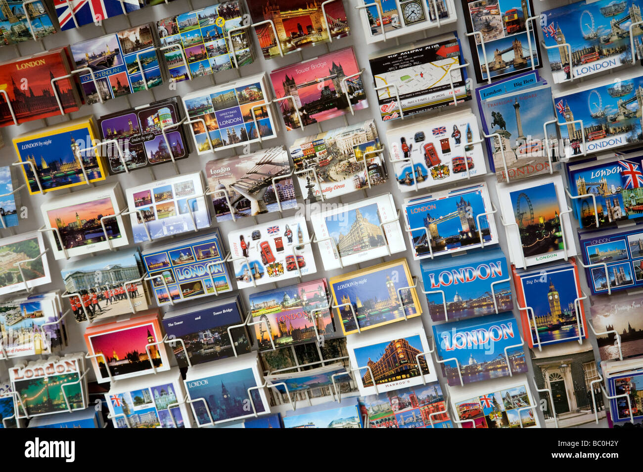 Postkarten zum Verkauf in einem Stall im Westend von London, UK Stockfoto