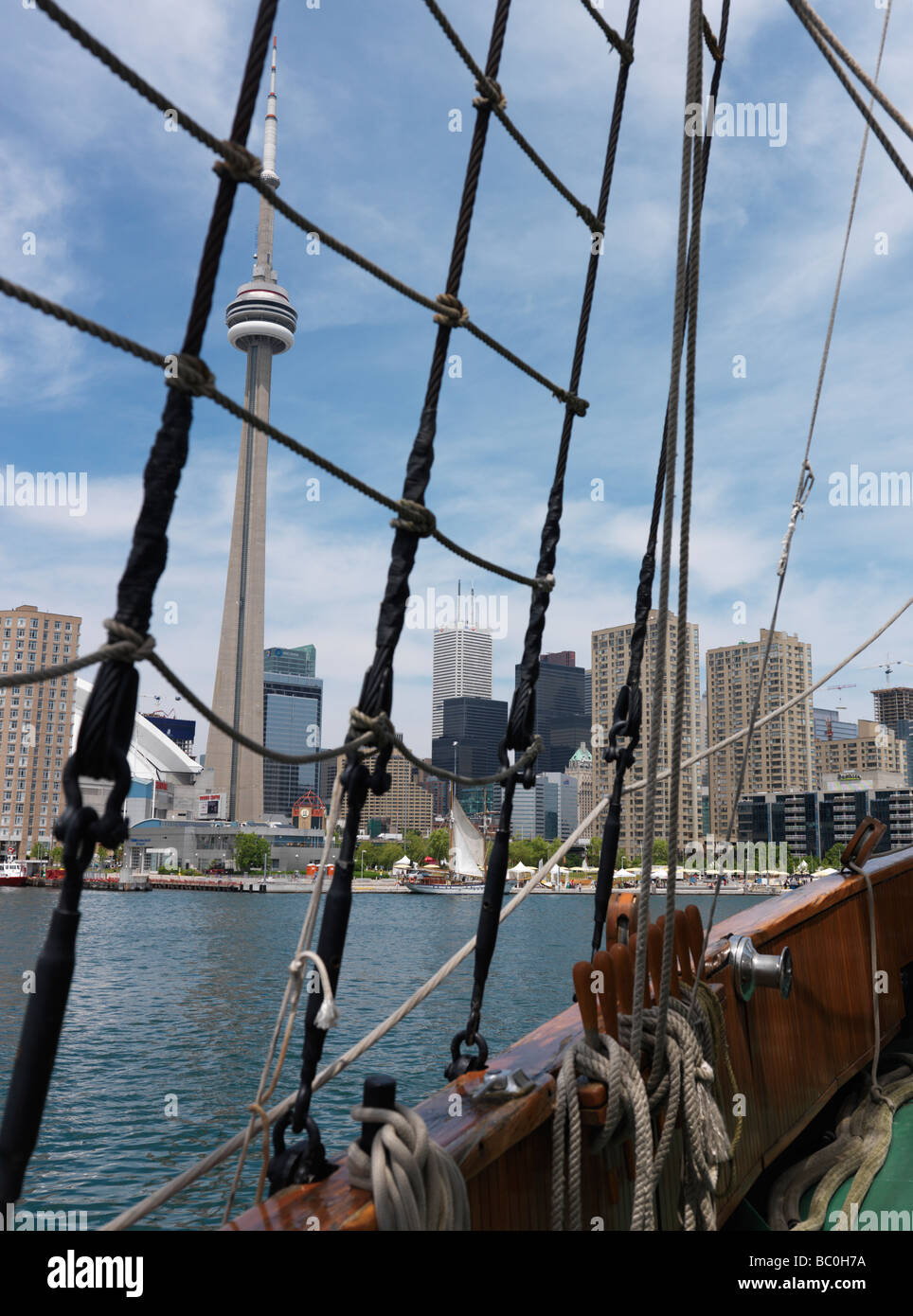 Toronto downtown Waterfront Skyline-Blick von einem Segelschiff Stockfoto