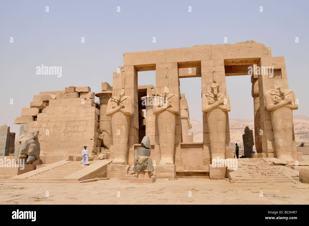 Oberägypten Luxor W Bank das Tal der Könige das Ramesseum Tempel Blick auf die riesigen geformten Säulen Stockfoto