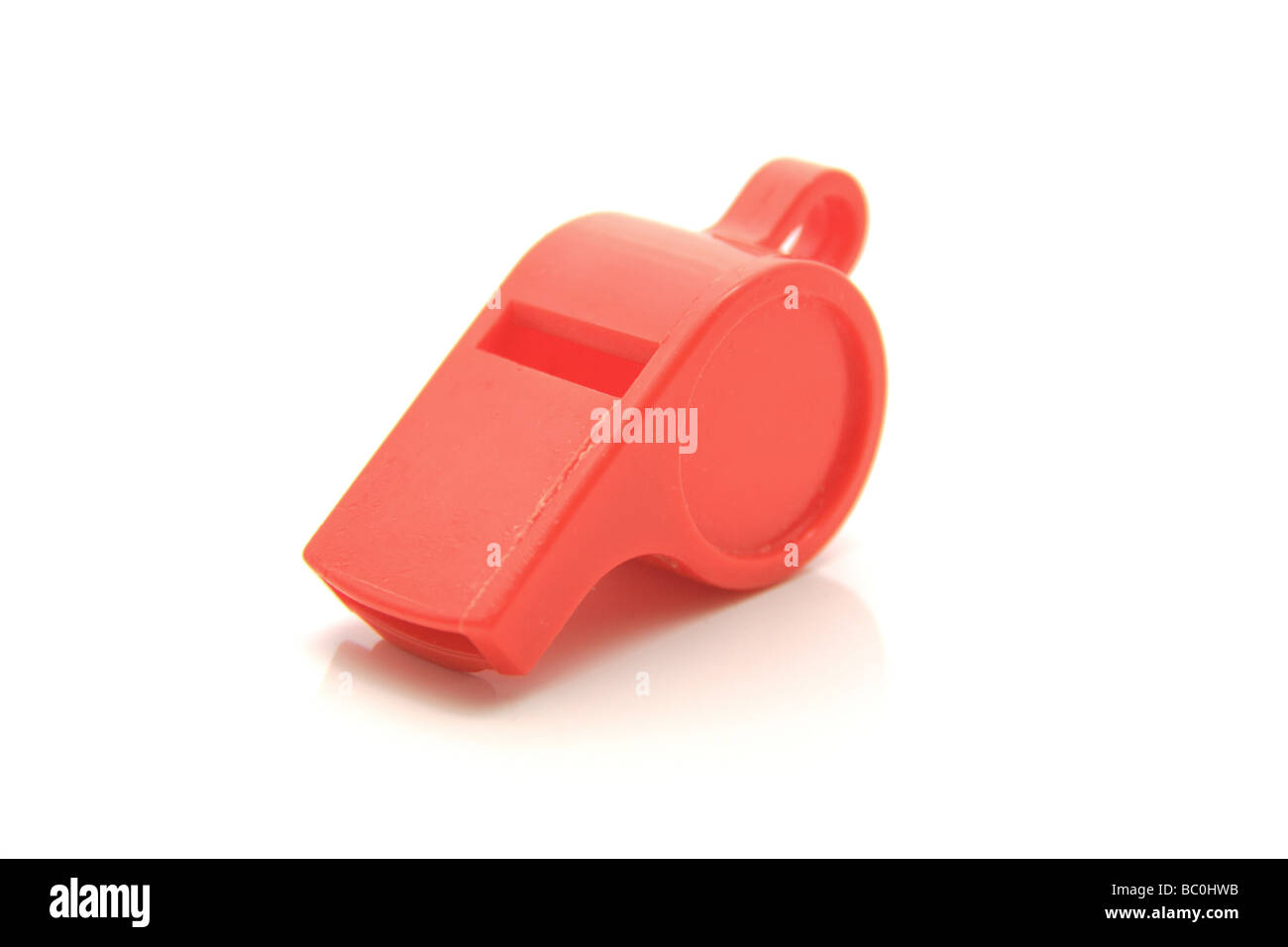 roter Kunststoff Pfiff Spielzeug isoliert Stockfoto