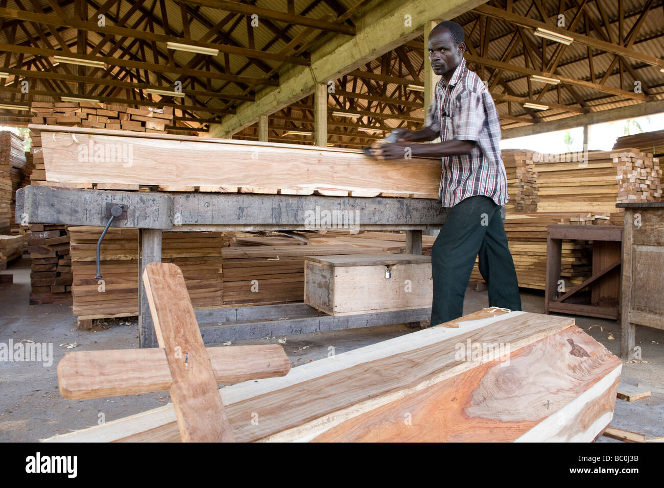 Die HIV-AIDS-Krise führte ein Sägewerk, Särge Quelimane Mosambik zu machen Stockfoto