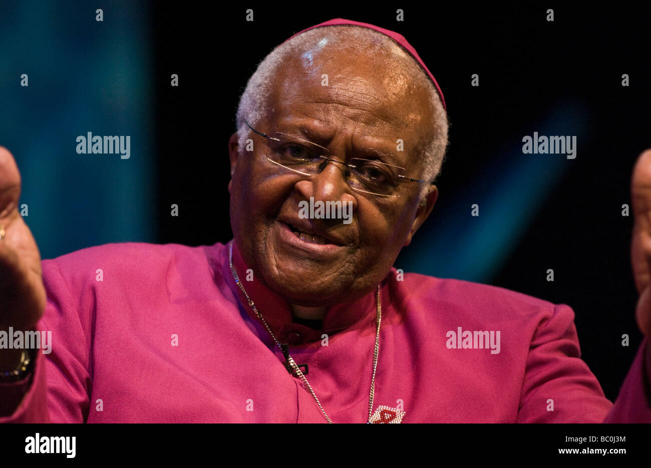 Südafrikanische Kleriker und Aktivist The Most Reverend Desmond Tutu sprechen auf der Bühne Hay Festival 2009 Stockfoto