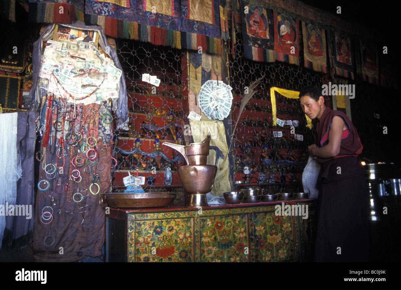religiöse tibetisch-buddhistischen Angebote Anfänger Gelugpa Mönch Sera Gompa Lhasa Tibet autonome Region Peoples Republic Of China Stockfoto