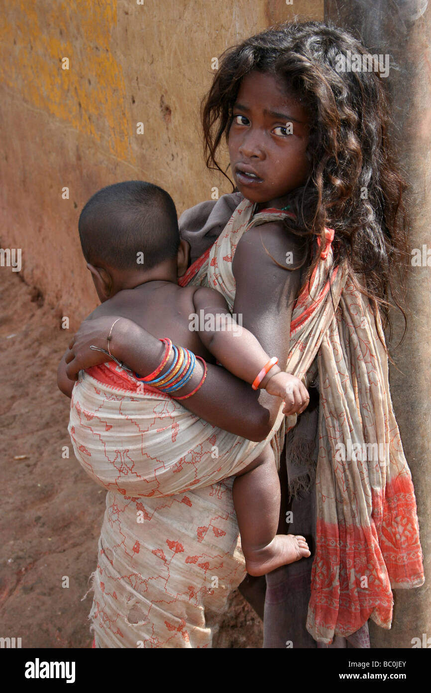 Indische Mädchen des Stammes Paroja Geschwister In ihren Armen halten Stockfoto