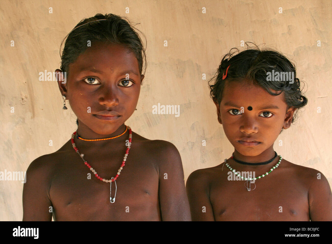 Schwester und Bruder des Indianerstammes Dhuruba, Orissa, Indien Stockfoto