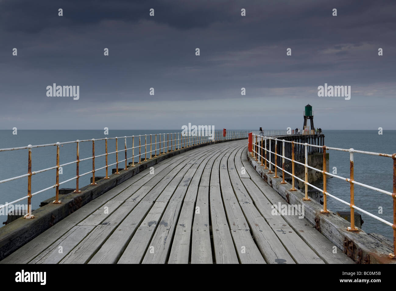 Holzterrassen von Whitby Pier in North Yorkshire Stockfoto