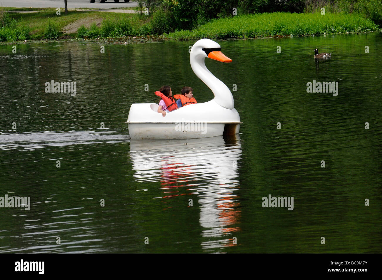 Jungen und Mädchen in der Paddel Boot im park Stockfoto