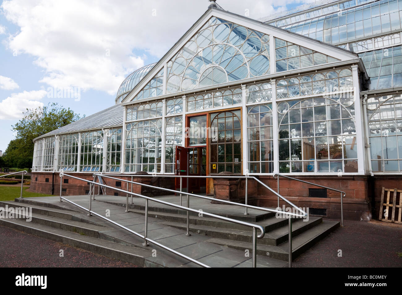 Eingang, mit Rollstuhlrampe, Wintergärten Gewächshaus angebracht zu den Völkern Palastmuseum in Glasgow Green. Stockfoto