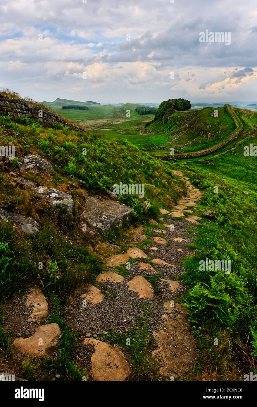 Blick nach Osten über ein Stück der Wand weg des Hadrian und Pennine Way lange Entfernung Wanderwege in Northumberland National Park Stockfoto
