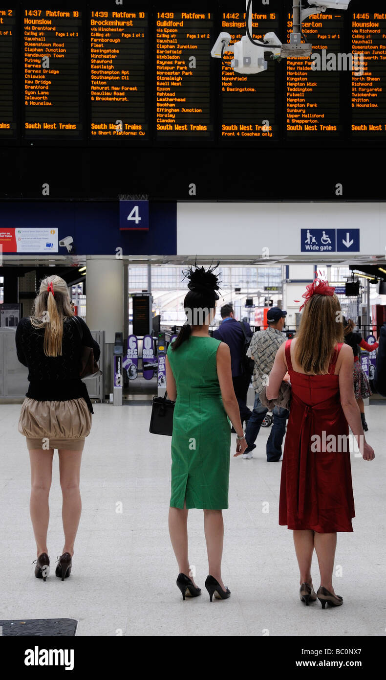 Gut gekleidete Frauen bei Waterloo Hauptleitung Station auf dem Weg für einen Tag bei den Rennen Stockfoto