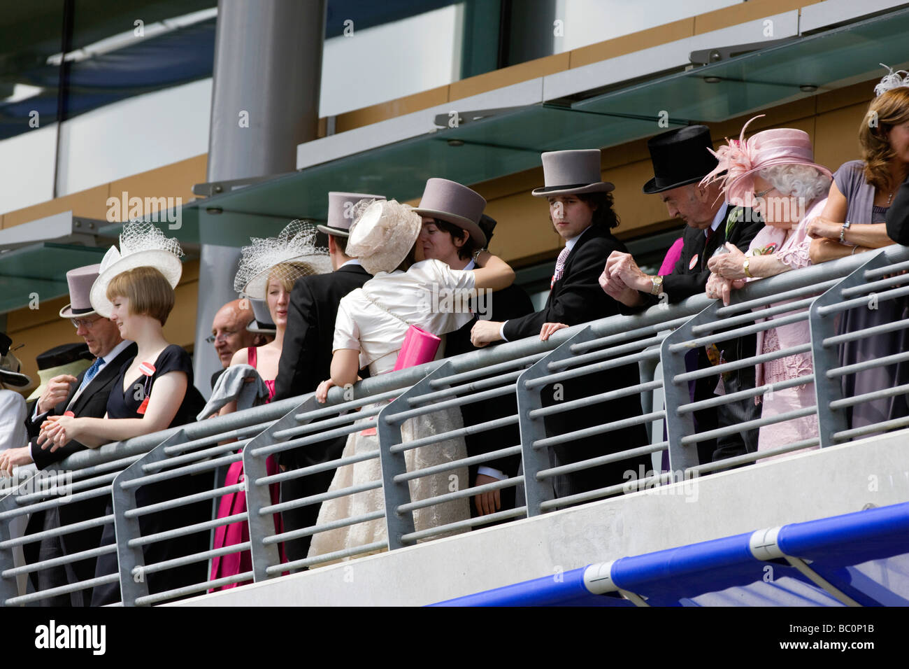 Royal Ascot Race Meeting 2009 zwei Rennen Gänger in Hut und Mütze Sommer vor dem Start eines Rennens zu küssen Stockfoto