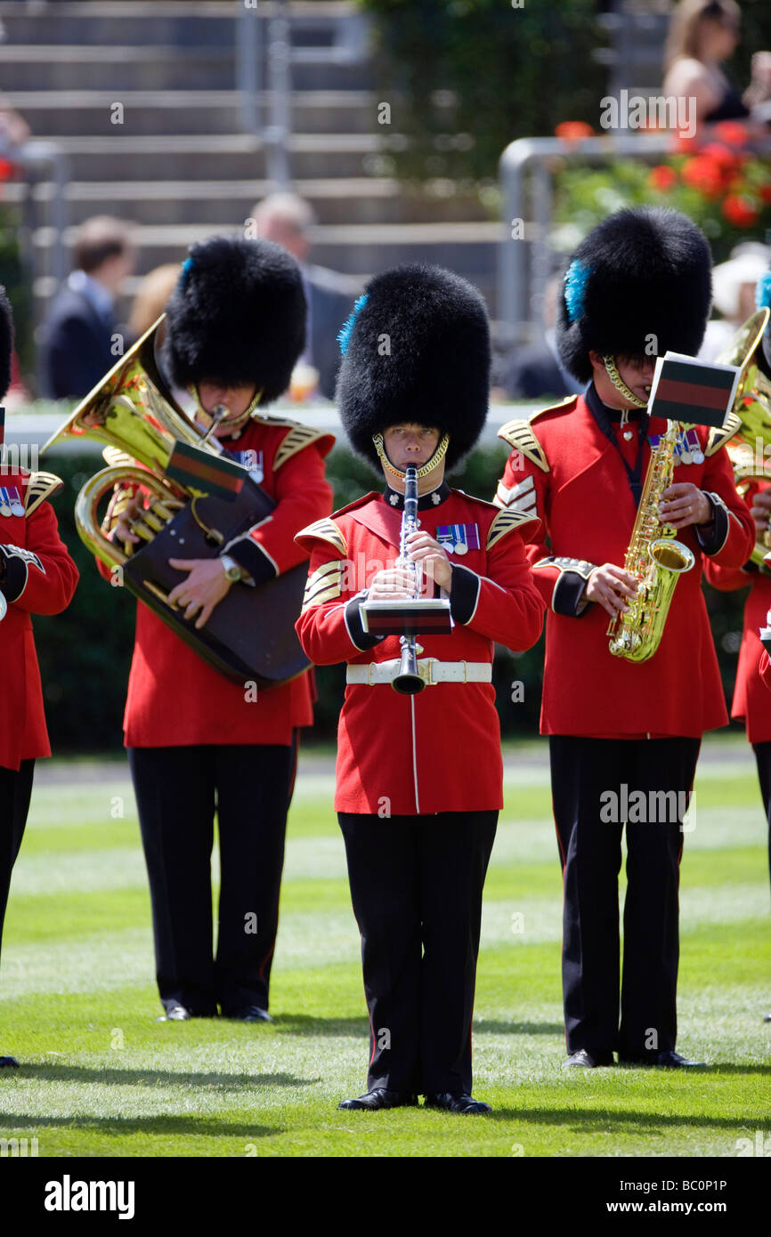 Eine Militärkapelle aus der Garde Regiment spielen für die Massen vor dem Start des Rennens in Royal Ascot Stockfoto