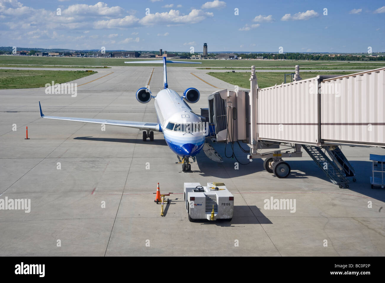 Flugzeug im Flughafen mit Boarding-Rampe Stockfoto