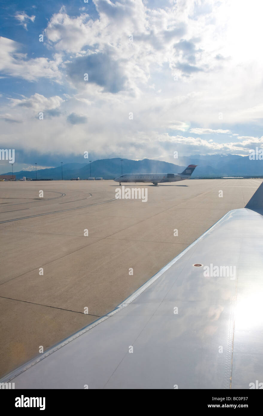 Flugzeugflügel auf Asphalt am Flughafen, USA Stockfoto