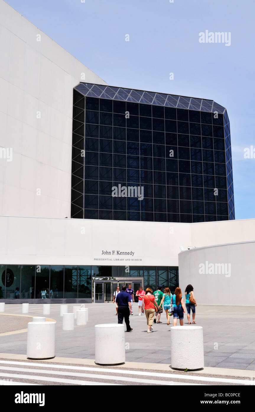 Leute, die sich vor dem John F Kennedy Presidential Library und Museum in Boston Massachusetts 'USA' Stockfoto