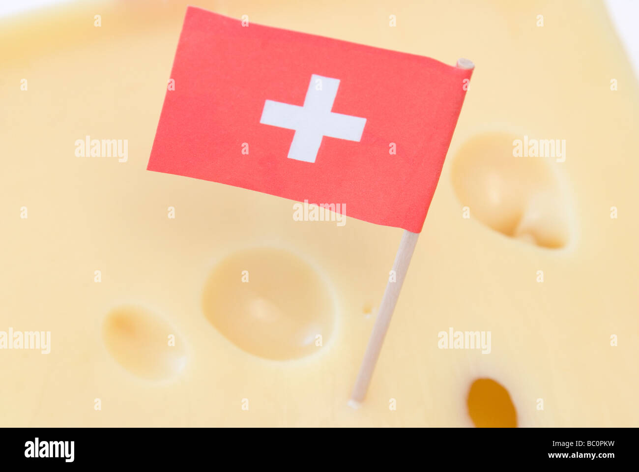 Schweizer Flagge auf Emmentaler Käse Stockfoto