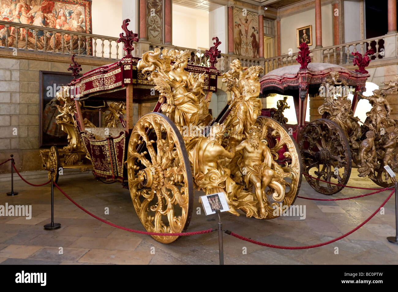 Papst Clement XI Botschaft Coach (der Ozeane), gebaut im Jahre 1716. Das Nationale Kutschenmuseum / Museu Nac. Dos Coches, Lissabon, Portugal. Stockfoto