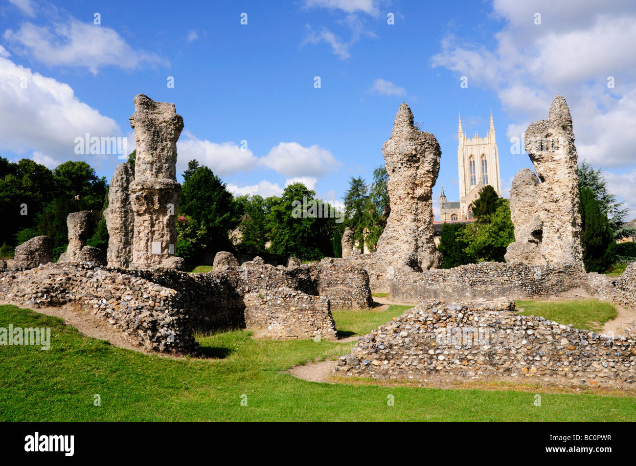 Ruinen der Abtei und St Edmundsbury Kathedrale, Bury St Edmunds Suffolk England UK Stockfoto