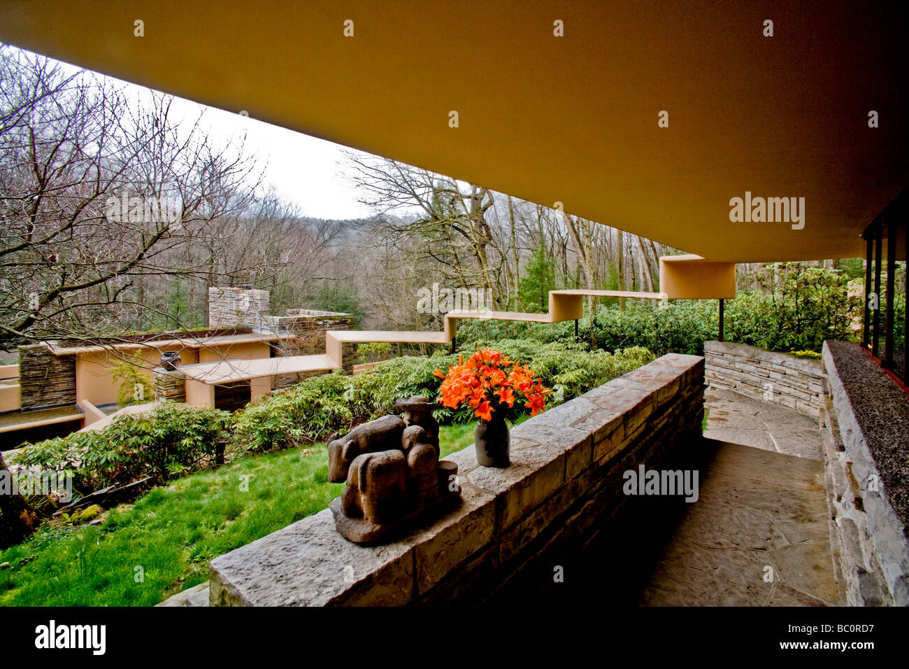 Die Ansicht vom Gästehaus Fallingwater zeigt die progressive Baldachin über die Treppe Asccess. Stockfoto