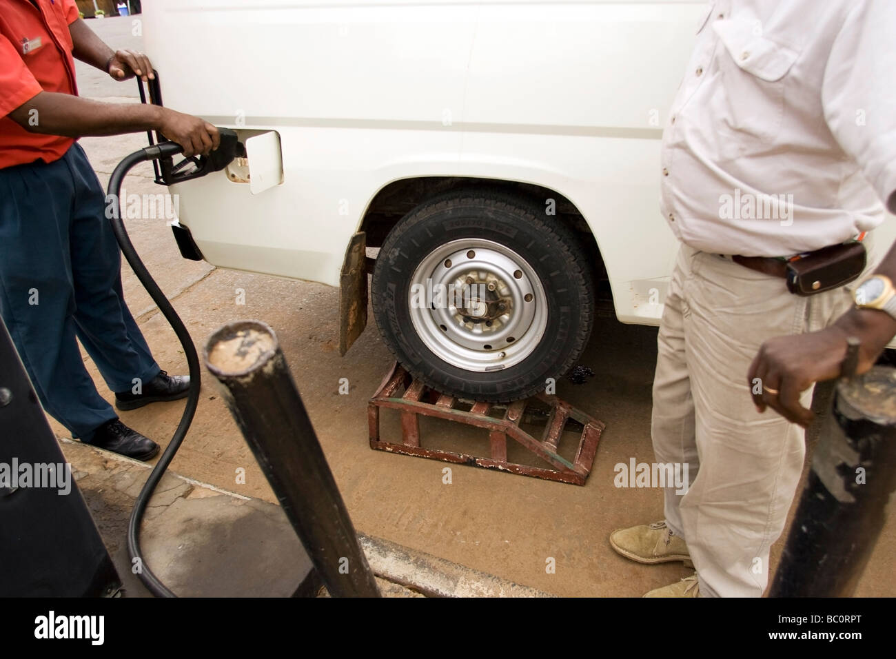 Füllt sich Fahrzeug an Tankstelle - in der Nähe von Mombasa, Kenia Stockfoto
