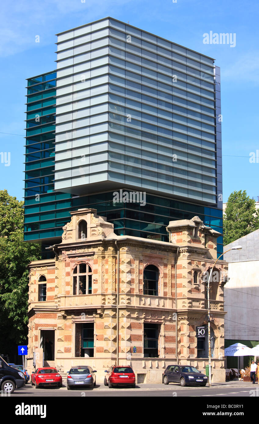Alte Fassade des Hauses integriert in ein neues Bürogebäude in Bukarest Rumänien Stockfoto