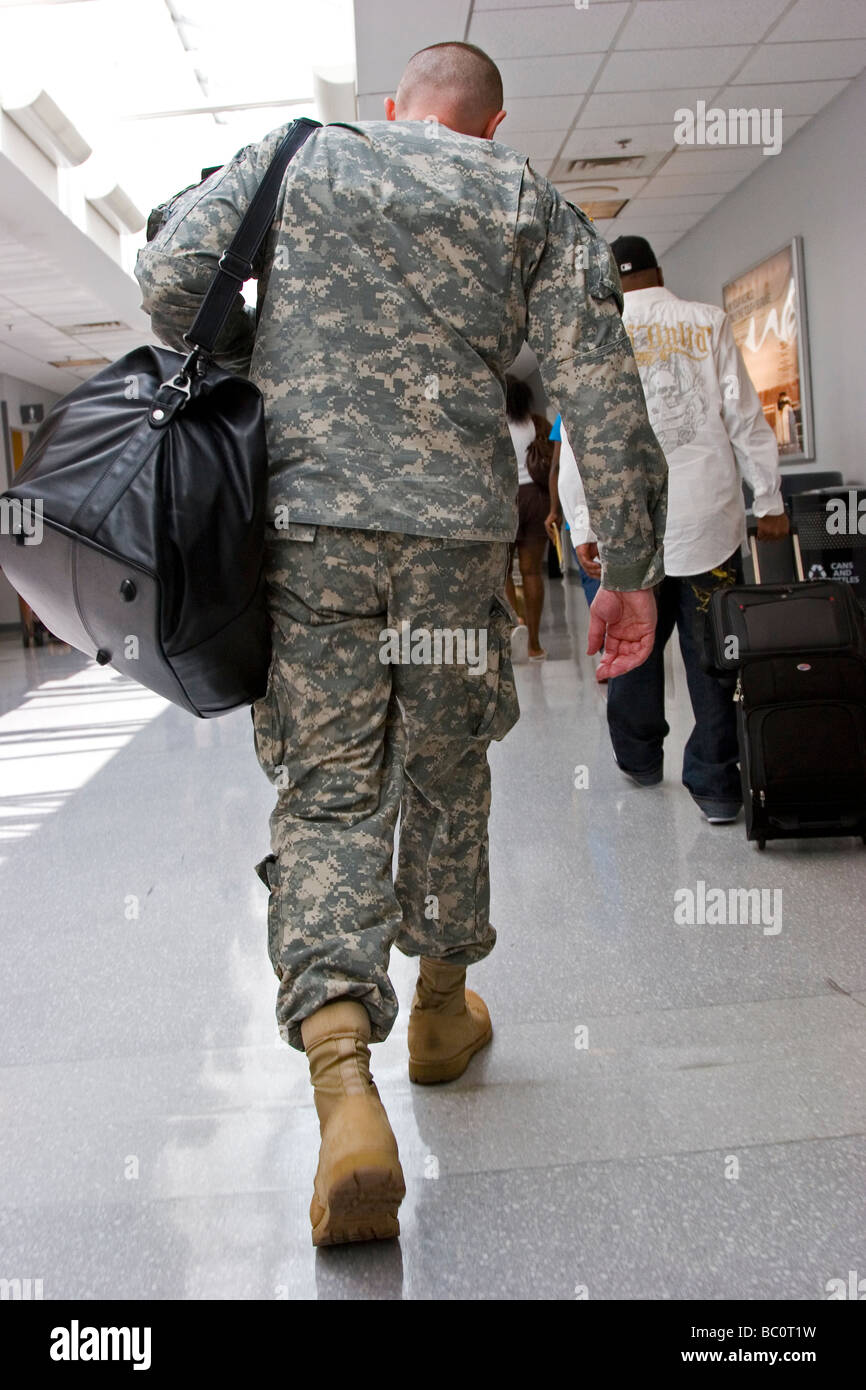 Soldat kehrt heim nach dem aktiven Dienst, Spaziergänge durch Baltimore Washington International Airport Stockfoto